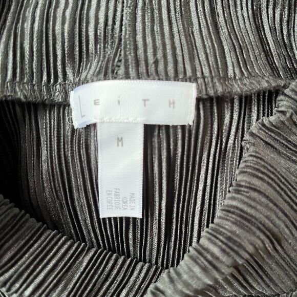 NEW with tags Leith Women's  Black
Textured Cutout Front Mock neck top size M - Picture 7 of 9